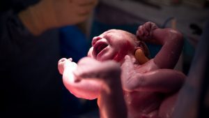 Neonati: parto cesareo, latte artificiale e antibiotici riducono la biodiversità del microbiota intestinale