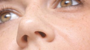Naso donna con microbioma nasale