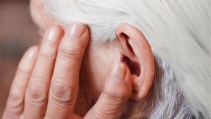 Anziano sente rumore, cambia il microbiota e gli viene l'Alzheimer