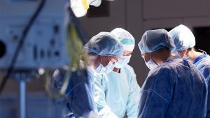 Medici chirurghi operano paziente con bypass gastrico