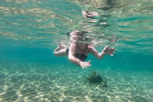 Nuotare in mare modifica il microbiota della pelle per alcune ore