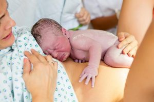 Antibiotici in sala parto: effetti a lungo termine sul microbiota intestinale dei neonati