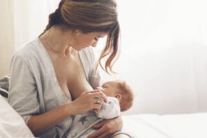 L'allattamento al seno riduce i virus patogeni nell'intestino infantile