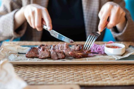 Consumo di carne: scoperti i batteri intestinali coinvolti nell’aumento del rischio cardiovascolare